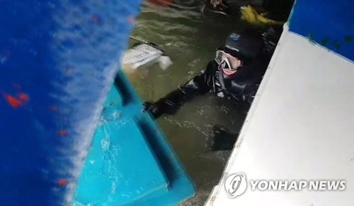 지난 3일 오전 인천시 옹진군 영흥면 영흥대교 남방 2마일 해상에서 낚싯배가 급유선과 충돌해 전복됐으며, 사고 해상에서 구조대원이 구조 작업을 하고 있다. <연합뉴스>